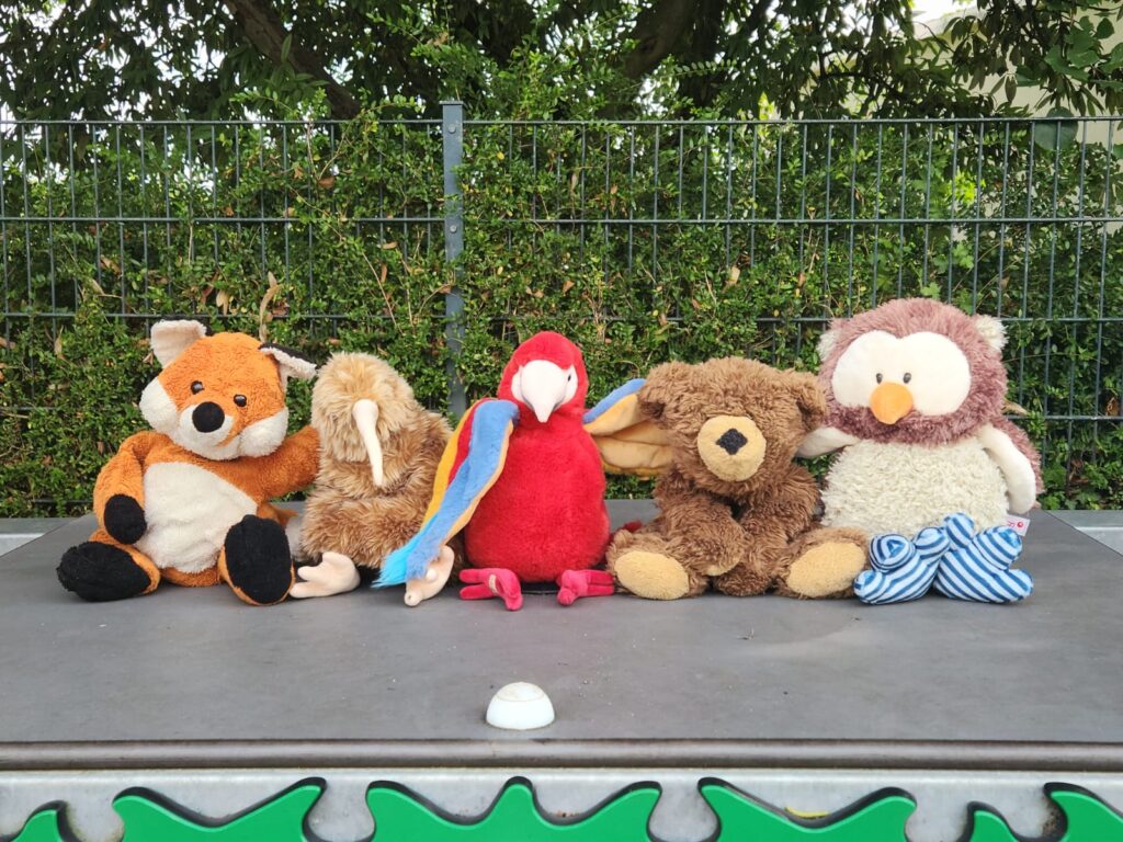 Maskottchen der neuen S1 Klassen (von links nach rechts - S1.1, S1.2, S1.3, S1.4 und S1.5)